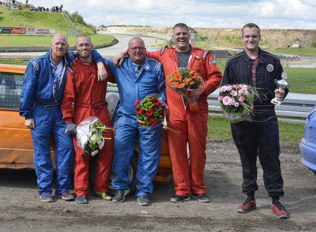 RIGTIGE MÆND nød motorsports-oplevelserne på Nysum Banen. Palle, Coach Jacob, Hammer, Søren Smed og dagens flotte vinder: Jonas